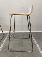 Witte barkruk met metalen frame, Ophalen, Met voetsteun, 60 tot 90 cm, Zo goed als nieuw