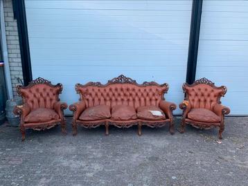 Bank en fauteuils met prachtig houtsnijwerk beschikbaar voor biedingen