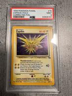 PSA 9 - 1999 Pokémon Fossil Zapdos - Holo Corrected Foil, Ophalen of Verzenden, Nieuw, Overige typen, Foil