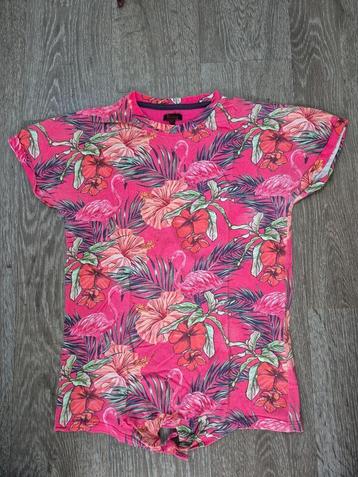 Roze knoop shirtje met Flamingo's en bloemen erop beschikbaar voor biedingen