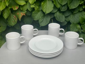 Nieuw wit servies met vier bordjes en vier mokken beschikbaar voor biedingen