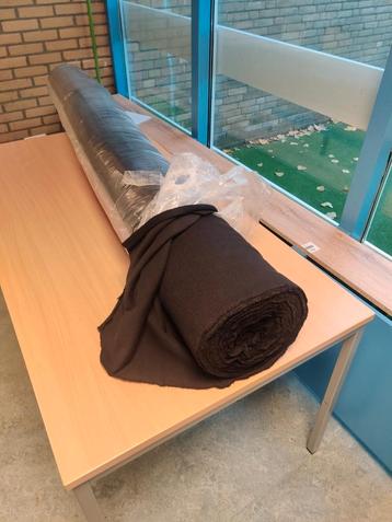 Zware zwarte stof beschikbaar voor biedingen