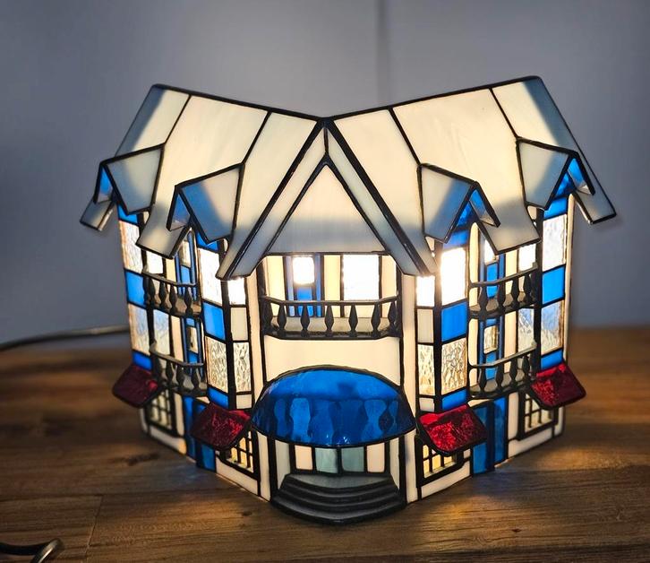 Vitreville collection Glas in lood huisje (Tiffany stijl), Antiek en Kunst, Antiek | Glas en Kristal, Ophalen