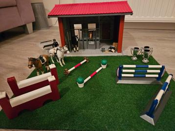 Bruder Paardenstal en wedstrijdset met extra paarden beschikbaar voor biedingen