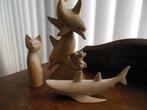 3 houten beeldjes, dolfijnen, haai en poes, Ophalen of Verzenden, Gebruikt, Dier
