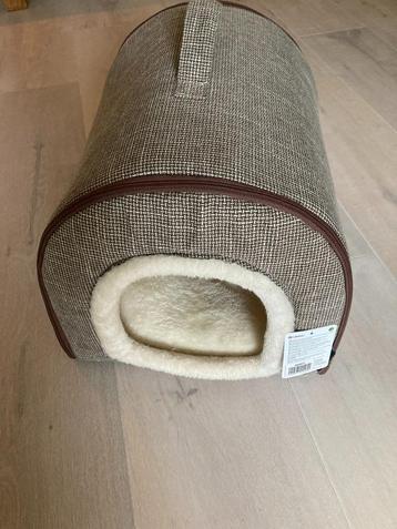 Een heerlijk kattenhuisje, met los uitwasbaar dekentje. beschikbaar voor biedingen