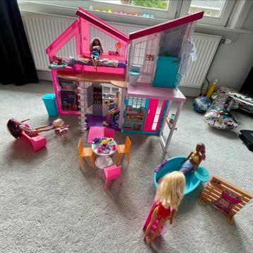 Barbie Droomhuis met veel accessoires en bijzondere poppen beschikbaar voor biedingen