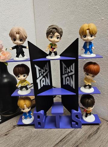 BTS Tiny Tan Podium voor Happy Meal Figuren beschikbaar voor biedingen