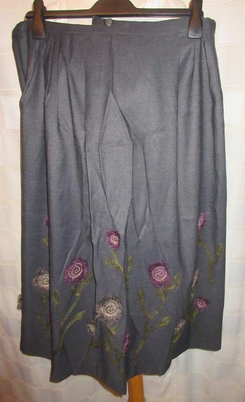 Aparte grijze rok met bloemborduursels, maat 42/44 A32, Kleding | Dames, Rokken, Zo goed als nieuw, Maat 42/44 (L), Zwart, Onder de knie