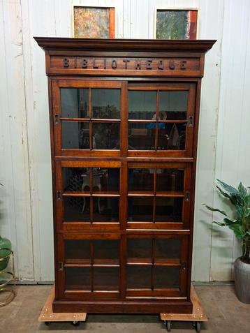 Hoge teakhouten boekenkast afm.135x53cm en 227cm hoog.
 beschikbaar voor biedingen