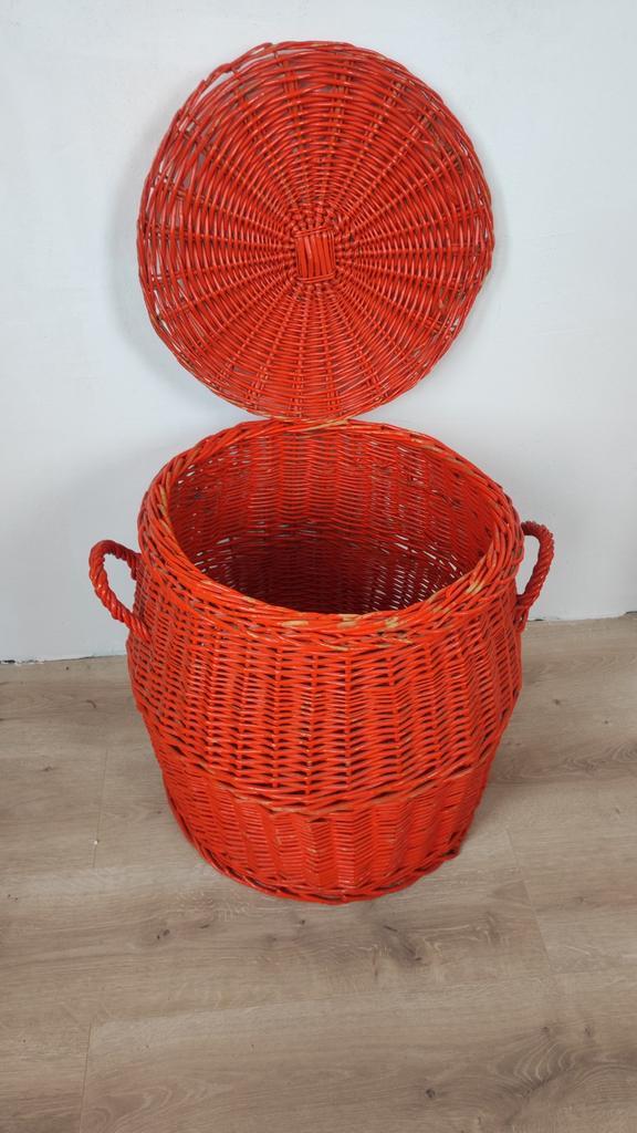 Oranje rieten/rotan mand met deksel wasmand, Huis en Inrichting, Woonaccessoires | Kisten, Gebruikt, 50 tot 75 cm, 50 tot 75 cm