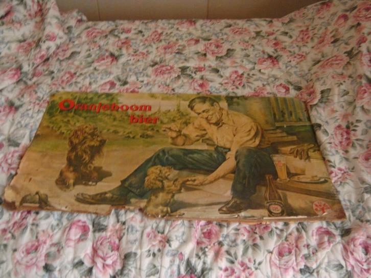 Oranjeboom bier poster met man en hondjes op karton, Verzamelen, Biermerken, Gebruikt, Reclamebord, Plaat of Schild, Oranjeboom