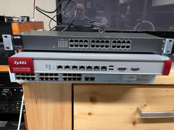Zyxel USG 300, GS-1124B & 3COM Switch - Router/Firewall, Computers en Software, Netwerk switches, Zo goed als nieuw, Ophalen of Verzenden