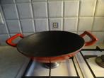 Wok gietijzer diam. 30 cm rood emaille, Gebruikt, Ophalen of Verzenden, Wok, Gietijzer