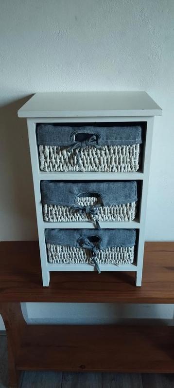 Lief houten kastje met drie rieten mandjes beschikbaar voor biedingen