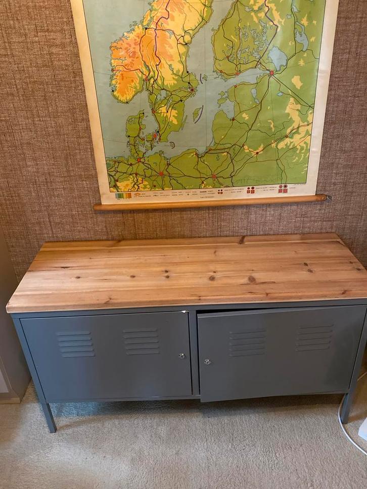 Metalen kast met houten blad IKEA, Huis en Inrichting, Kasten | Dressoirs, Gebruikt, 100 tot 150 cm, 25 tot 50 cm, Met deur(en)