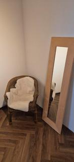 Rieten stoel met schapenvacht en spiegel, Huis en Inrichting, Woonaccessoires | Spiegels, Ophalen, Rechthoekig, Minder dan 100 cm