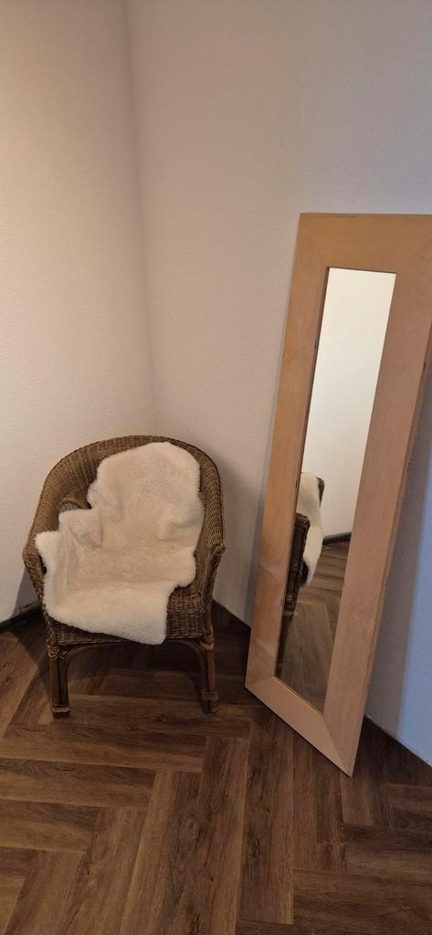 Rieten stoel met schapenvacht en spiegel, Huis en Inrichting, Woonaccessoires | Spiegels, Minder dan 100 cm, Rechthoekig, Ophalen