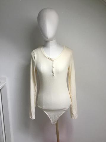 NIEUW Body crèmekleurig (maat S) beschikbaar voor biedingen