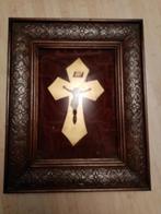 Crucifix Christi in omlijsting met bol glas, Ophalen of Verzenden, Gebruikt, Christendom | Katholiek
