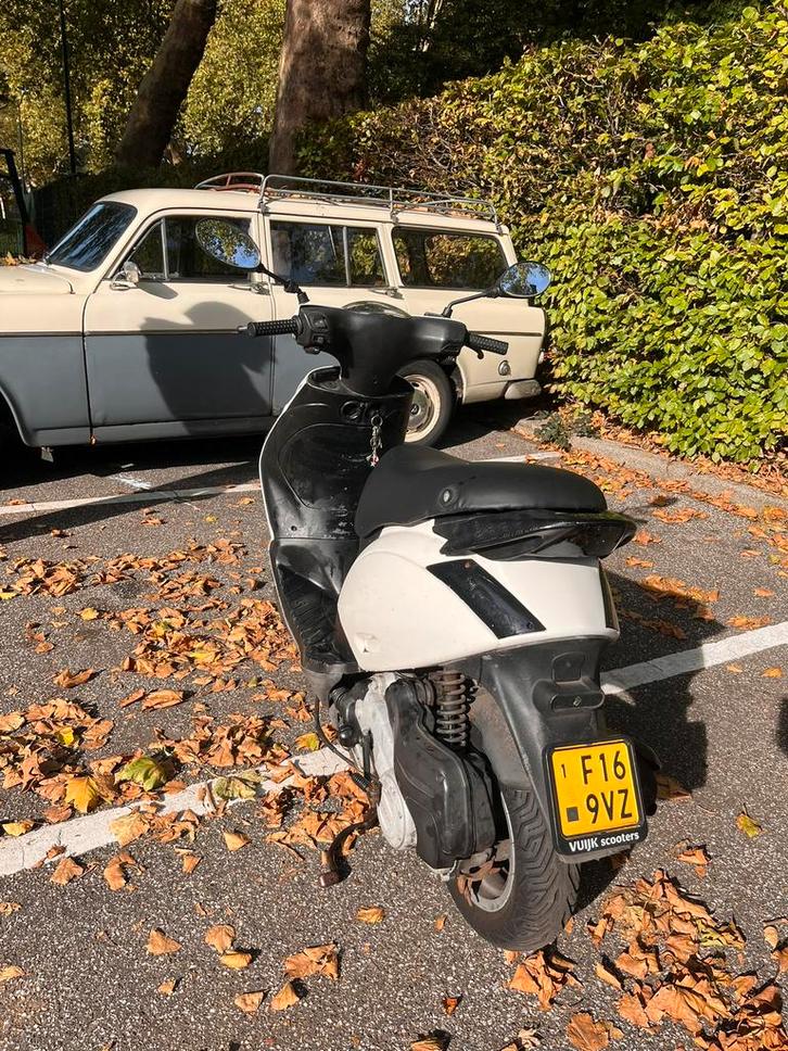 50cc 4takt witte piaggo zip brom, Fietsen en Brommers, Snorfietsen en Snorscooters, Gebruikt, Piaggio, Benzine, Ophalen