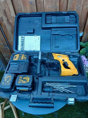 Dewalt klopboor met 2 batterijen beschikbaar voor biedingen