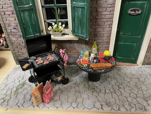 poppenhuis Mooi weer dus tijd voor de BBQ, Verzamelen, Poppenhuizen en Toebehoren, Nieuw, Poppenhuis, Ophalen of Verzenden