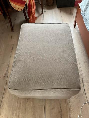 Grote hocker of  poef beschikbaar voor biedingen