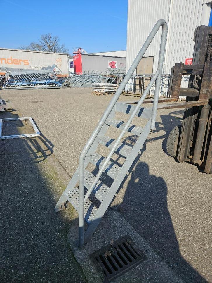 Gegalvaniseerde trap trappen trapjes ( 095 ), Doe-het-zelf en Verbouw, Ladders en Trappen, Gebruikt, Minder dan 2 meter, Ophalen