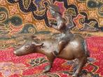 Buffel met berijder mooi oud brons beeldje uit Indonesië.