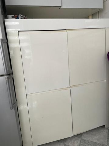 Hoogglans witte kast beschikbaar voor biedingen