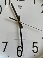 Radiogestuurde wandklok, analoog, Ophalen of Verzenden, Zo goed als nieuw, Analoog, Wandklok