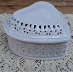 Vintage wit opengewerkt porseleinen geurdoosje hart, Antiek en Kunst, Curiosa en Brocante, Ophalen of Verzenden