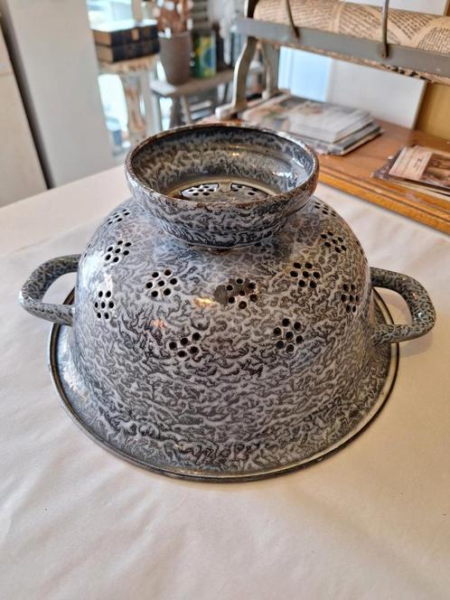 Grijs gewolkte emaille vergiet op voet, Antiek en Kunst, Curiosa en Brocante, Ophalen