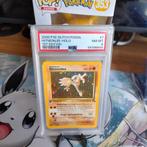 Hitmonlee fossil 1st edition NL psa 8!, Ophalen of Verzenden, Zo goed als nieuw, Losse kaart