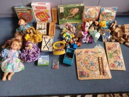 doos met speelgoeg oud en nieuw -2 oude poppetjes met slaapo, Diversen, Rommelmarktspullen, Zo goed als nieuw, Ophalen of Verzenden