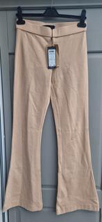Flaired broek beige maat xs/30, Kleding | Dames, Broeken en Pantalons, Vero Moda, Beige, Nieuw, Ophalen of Verzenden