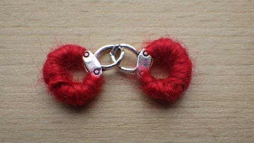 Poppenhuis: Handboeien rood, Verzamelen, Poppenhuizen en Toebehoren, Nieuw, Poppenhuis, Ophalen of Verzenden