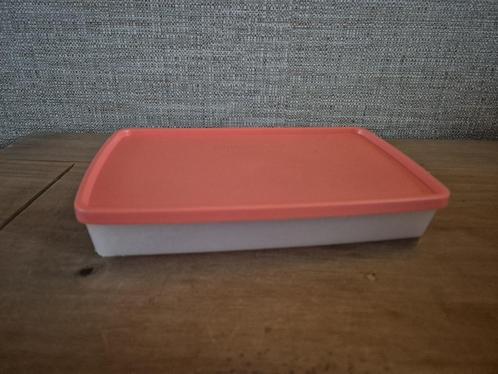 Tupperware Diepvriesdoos met roze deksel 600ML, Huis en Inrichting, Keuken | Tupperware, Zo goed als nieuw, Bak of Kom, Ophalen of Verzenden