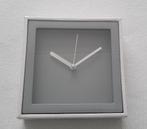 NIEUW-Leuke vierkante anologe grijze klok 15x15cm, Ophalen of Verzenden, Nieuw, Analoog, Wandklok