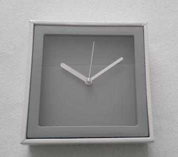 NIEUW-Leuke vierkante anologe grijze klok 15x15cm beschikbaar voor biedingen