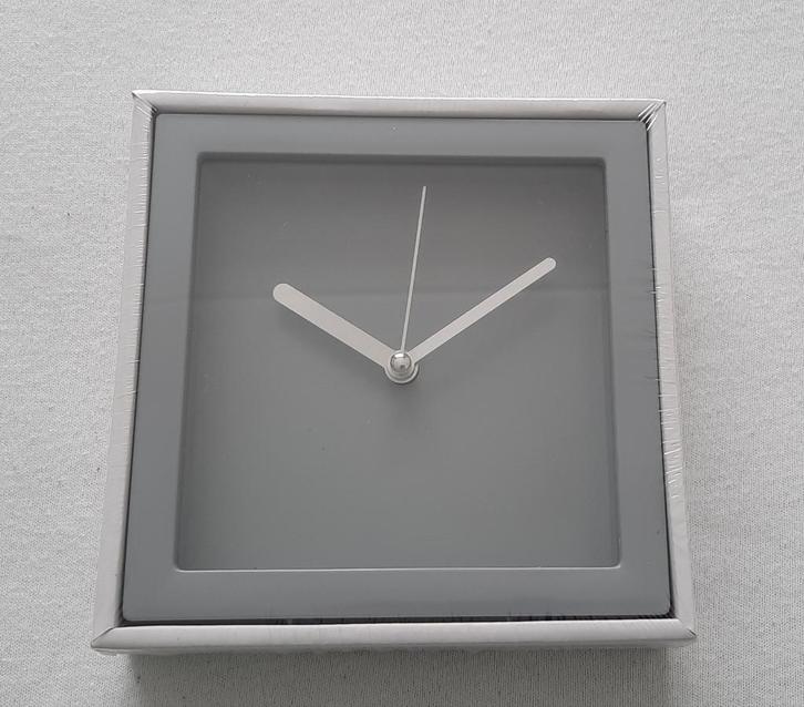 NIEUW-Leuke vierkante anologe grijze klok 15x15cm, Huis en Inrichting, Woonaccessoires | Klokken, Nieuw, Wandklok, Analoog, Ophalen of Verzenden