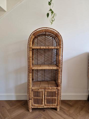Rotan Boogkastje met Deurtjes beschikbaar voor biedingen