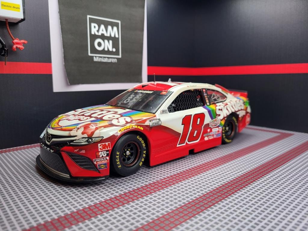 1/24 #18 Kyle Busch Skittles Dips 2020, Hobby en Vrije tijd, Modelauto's | 1:24, Ophalen of Verzenden, Zo goed als nieuw, Auto