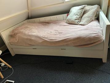 Steigerhouten bed met logeerbed beschikbaar voor biedingen