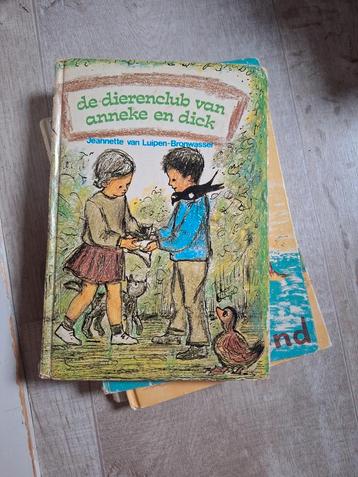Verschillende kinderboeken over dieren beschikbaar voor biedingen