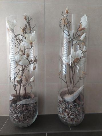 2 Decoratieve vazen met magnolia takken beschikbaar voor biedingen