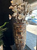 Marmerlook bruin schelpvaas met Orchid bloemen 90 cm hoog, Ophalen, Overige kleuren, Aardewerk of Porselein, Nieuw