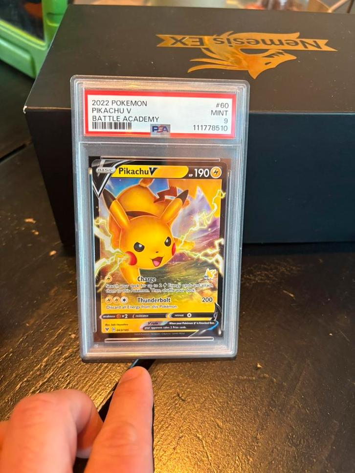 Pikachu v psa graded, Hobby en Vrije tijd, Verzamelkaartspellen | Pokémon, Zo goed als nieuw, Meerdere kaarten, Foil, Ophalen of Verzenden