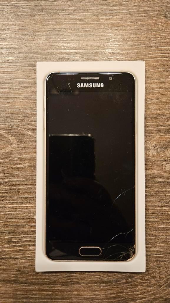 Samsung Galaxy A3 met oplader, Telecommunicatie, Mobiele telefoons | Samsung, Gebruikt, Galaxy A, 16 GB, Zonder abonnement, Zonder simlock